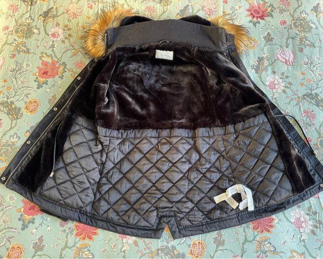 Parka Negra Zara con Capucha de Pelo