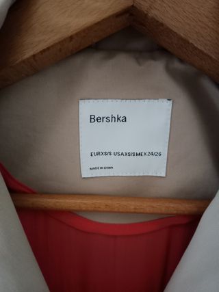 Gabardina Bershka beige con detalle rojo