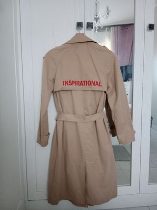 Gabardina Bershka beige con detalle rojo