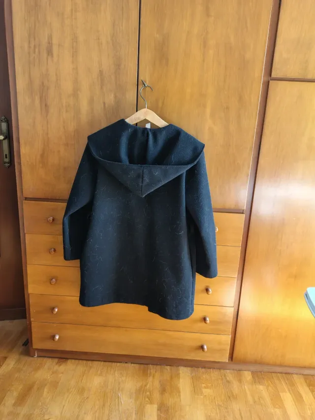 Elegante cappotto nero con cappuccio