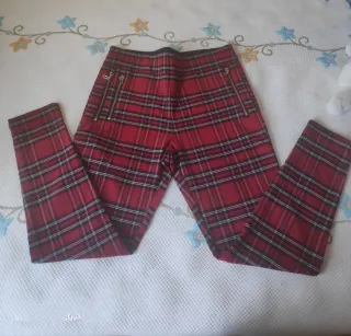 Pantalones de cuadros rojos y negros