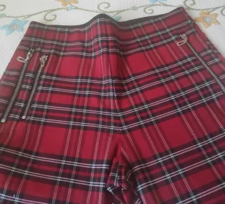 Pantalones de cuadros rojos y negros