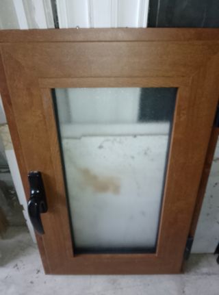 Ventana abatible aluminio color madera