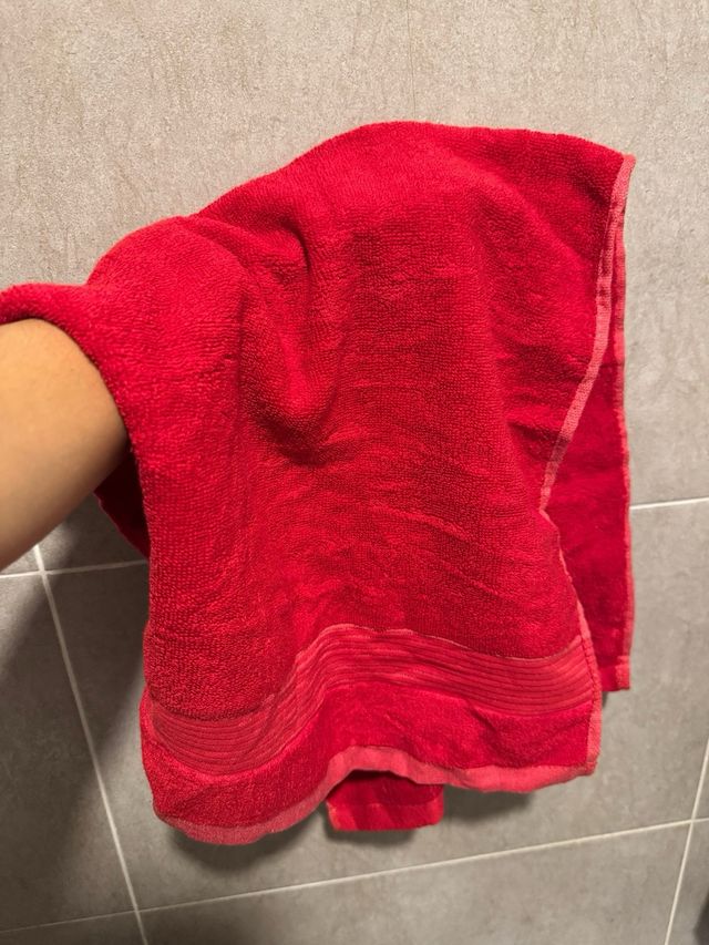 Toalla pequeña roja NUEVA