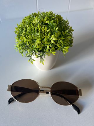 Gafas de sol ovaladas doradas y marrones