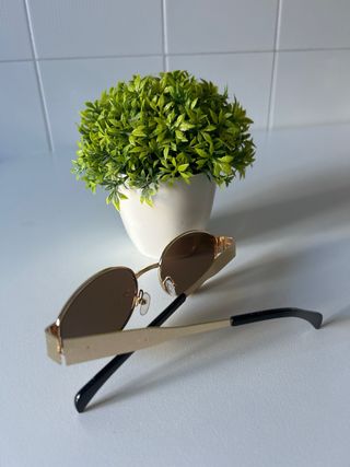 Gafas de sol ovaladas doradas y marrones