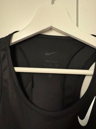 Camiseta deportiva Nike negra