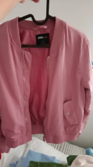 Chaqueta bomber rosa corta