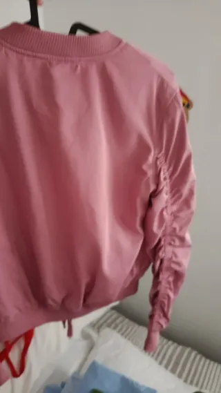 Chaqueta bomber rosa corta