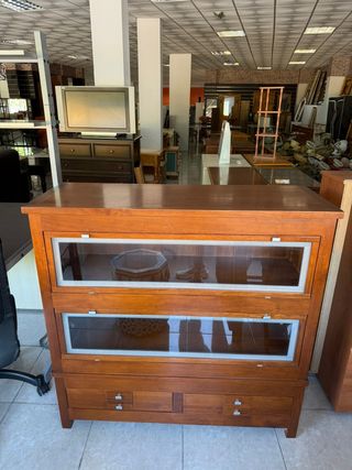 Vitrina de madera y cristal
