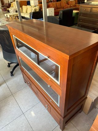 Vitrina de madera y cristal