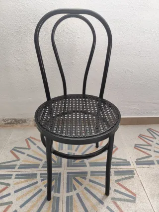 14 Sillas Metálicas y 5 Mesas