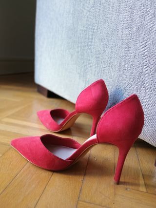 Zapatos de tacón rojos