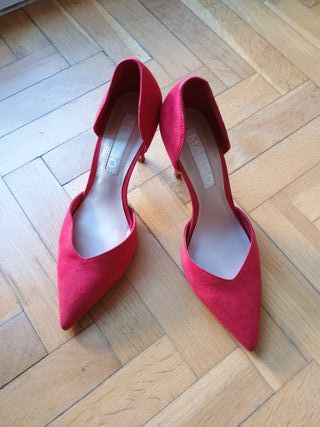 Zapatos de tacón rojos