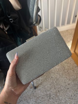 Bolso de fiesta plateado con pedrería