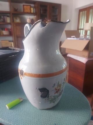 Caraffa antica smaltata floreale