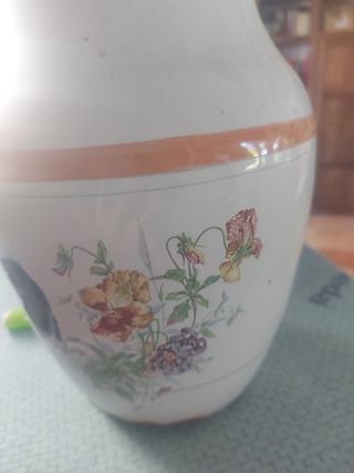 Caraffa antica smaltata floreale