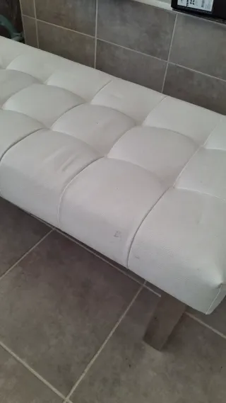 Banco blanco polipiel con patas metálicas
