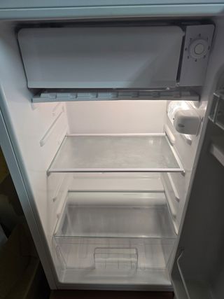 Nevera pequeña blanca