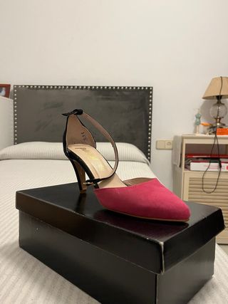 Zapatos de tacón negros y rosas