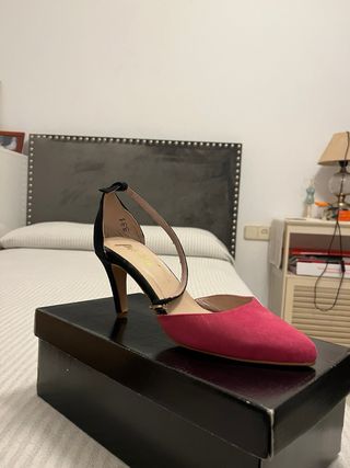 Zapatos de tacón negros y rosas