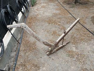 Arado antiguo de madera y metal