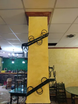 Portabottiglie a colonna in stile andaluso