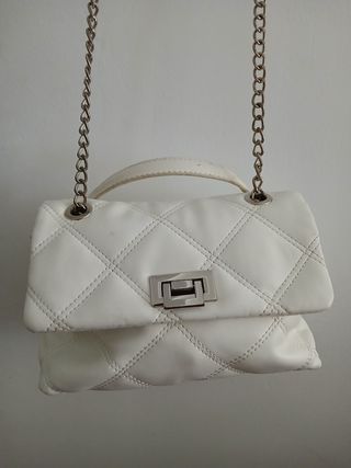 Bolso blanco acolchado con cadena