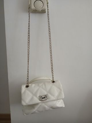 Bolso blanco acolchado con cadena