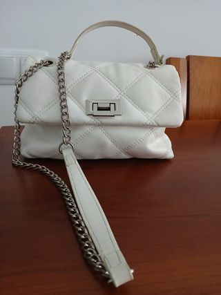 Bolso blanco acolchado con cadena