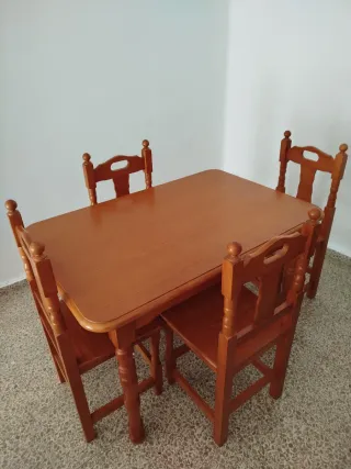 Mesa y 4 sillas de madera