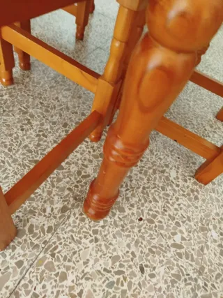 Mesa y 4 sillas de madera