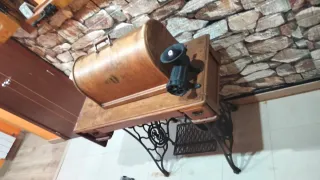 Máquina de coser antigua de madera y metal