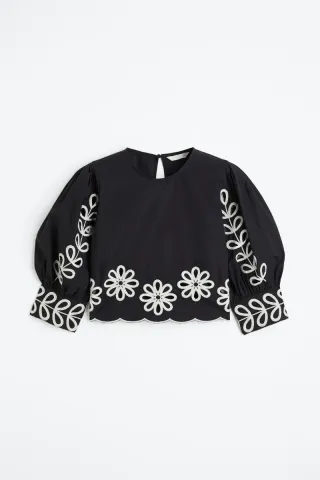 Blusa H&M bordada corta negra