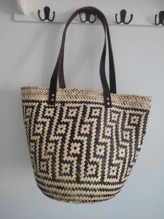 Bolso artesanal tejido con asas de cuero