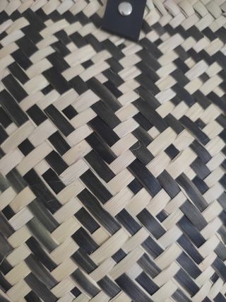 Bolso artesanal tejido con asas de cuero