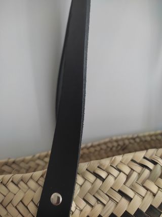 Bolso artesanal tejido con asas de cuero