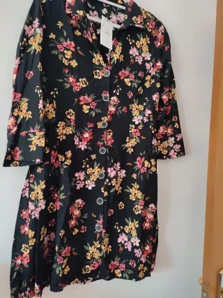 Vestido estampado floral negro con muy buena caida