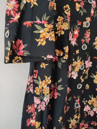 Vestido estampado floral negro con muy buena caida