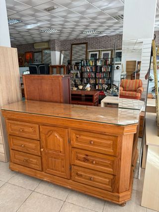 Aparador de madera con tapa de cristal