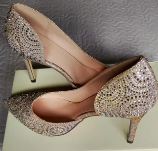 Zapatos de fiesta dorados y plateados