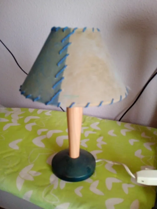 Lámpara de mesa azul y beige