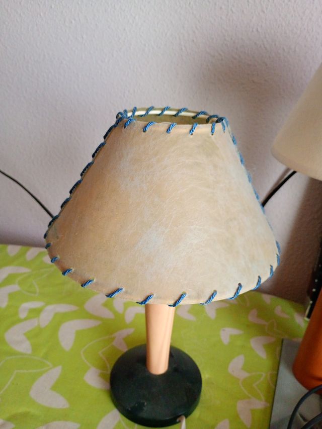 Lámpara de mesa azul y beige