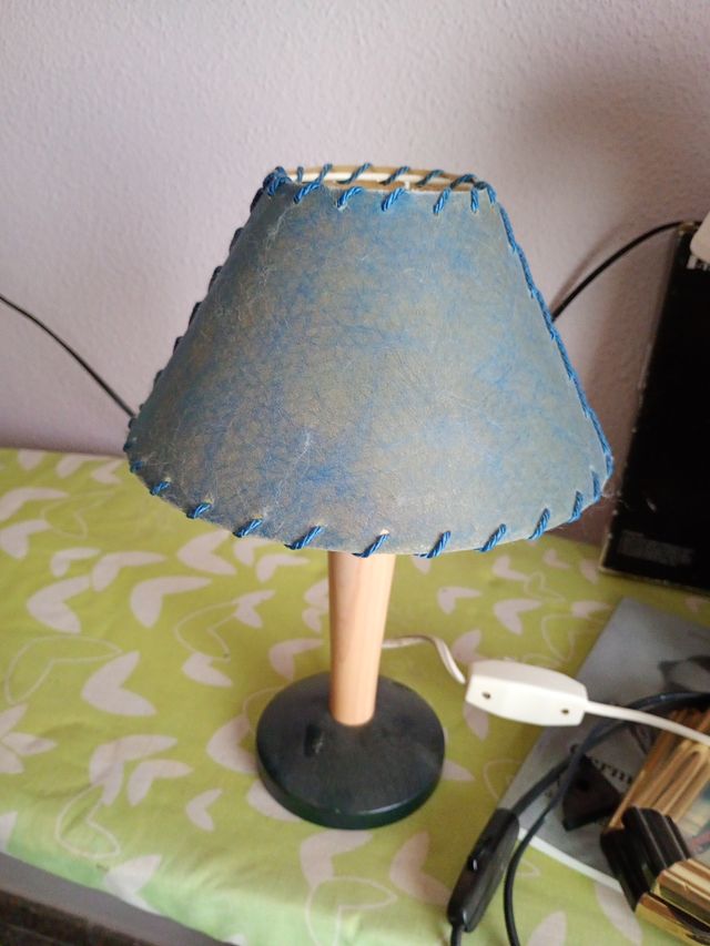 Lámpara de mesa azul y beige