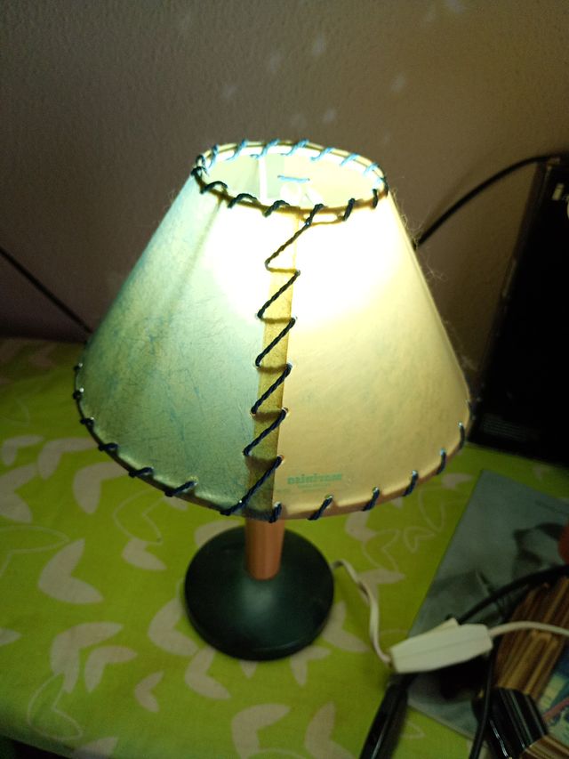 Lámpara de mesa azul y beige