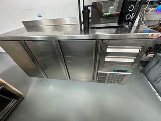 Mostrador Refrigerador 3 Puertas con 2 cajones