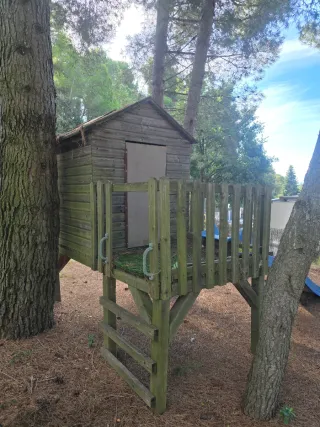 Caseta infantil madera con tobogán