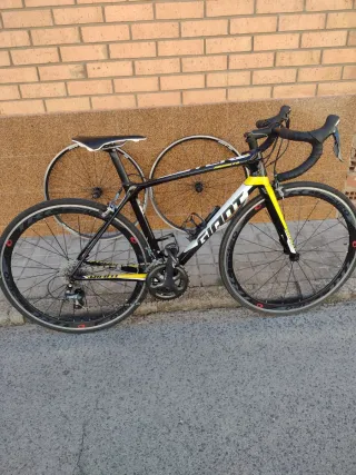 Bicicleta de carretera Giant Negra y Amarilla