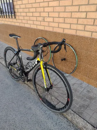Bicicleta de carretera Giant Negra y Amarilla