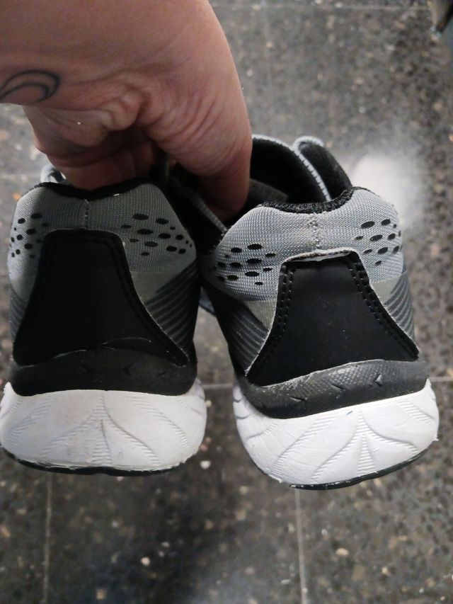 Deportivas mujer grises y negras